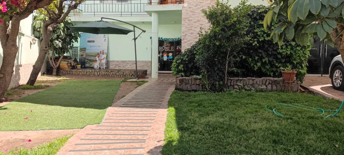 Entrada y jardín de El Roble.