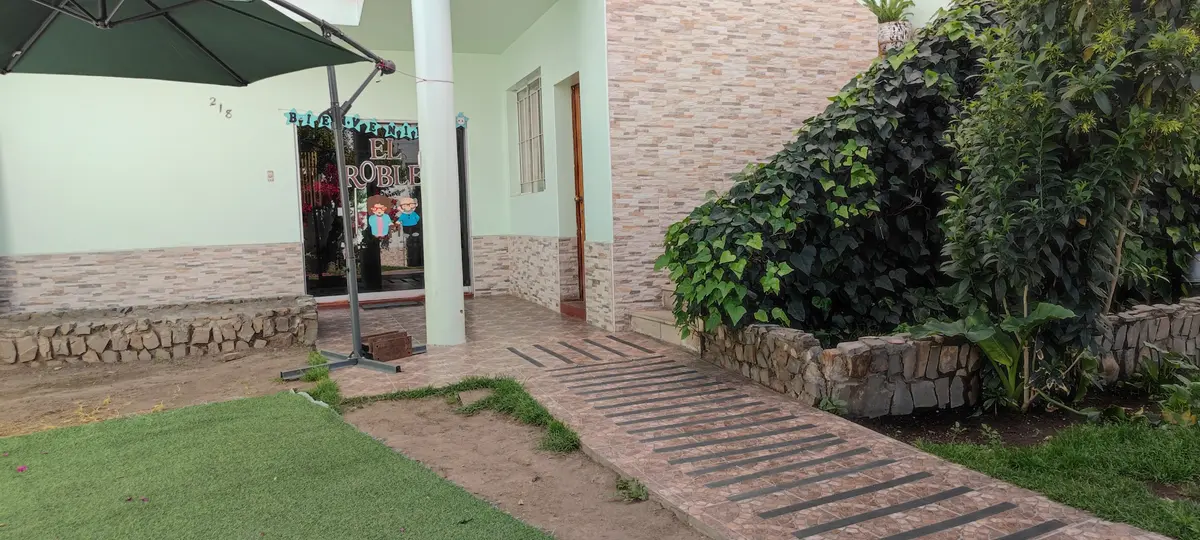 Una mirada cercana a la entrada y su rampa.