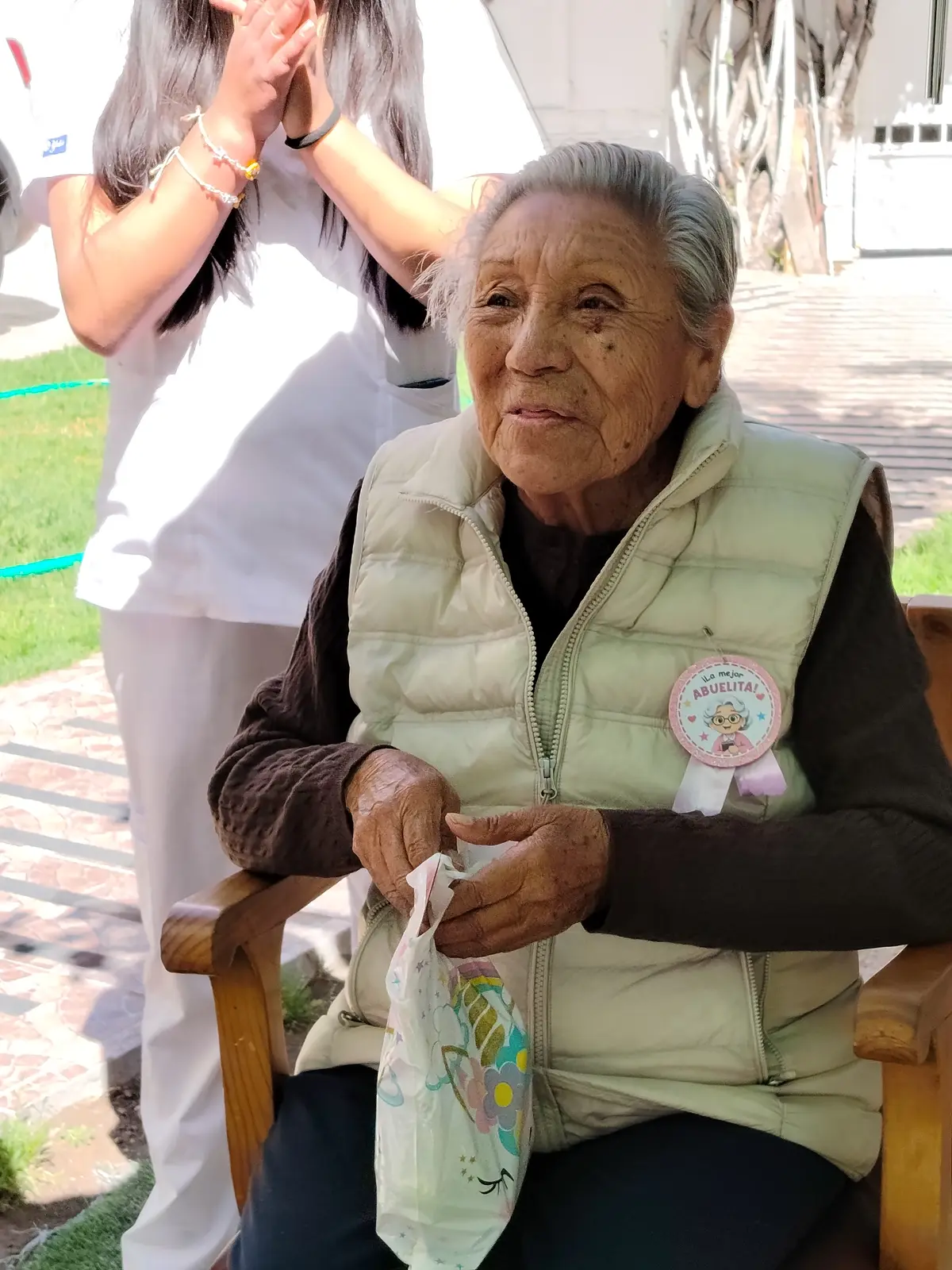 Una mujer mayor con chaleco verde durante una actividad.